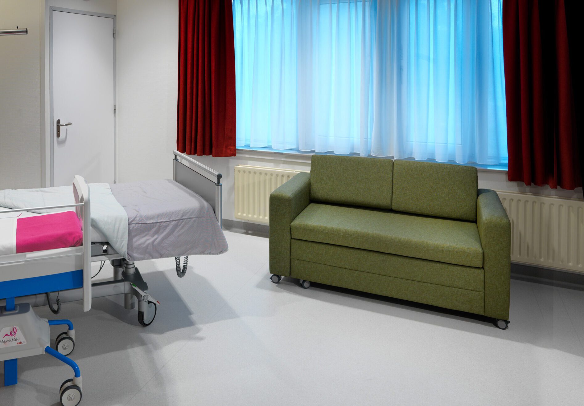 Mobysofa rooming in slaapbank in een kraamsuite in het ziekenhuis